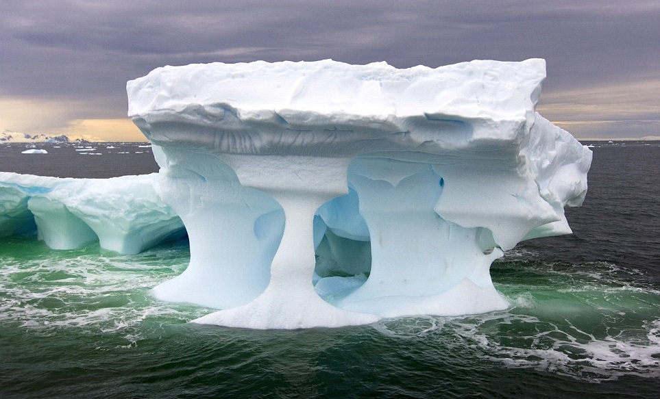 Egy fotó egy gyönyörű jéghegyről