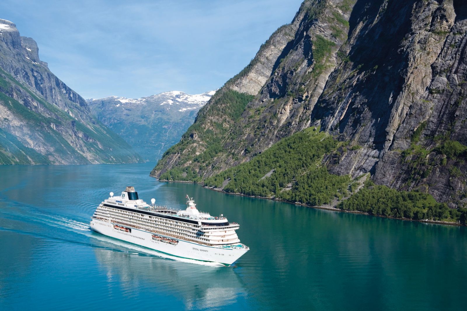 Kružni brod ide uz norveški fjord