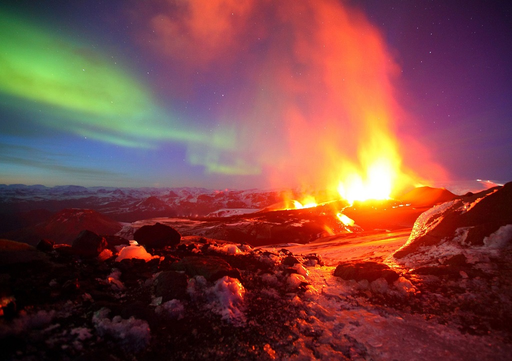 Erupția vulcanică și aurora asupra Islandei
