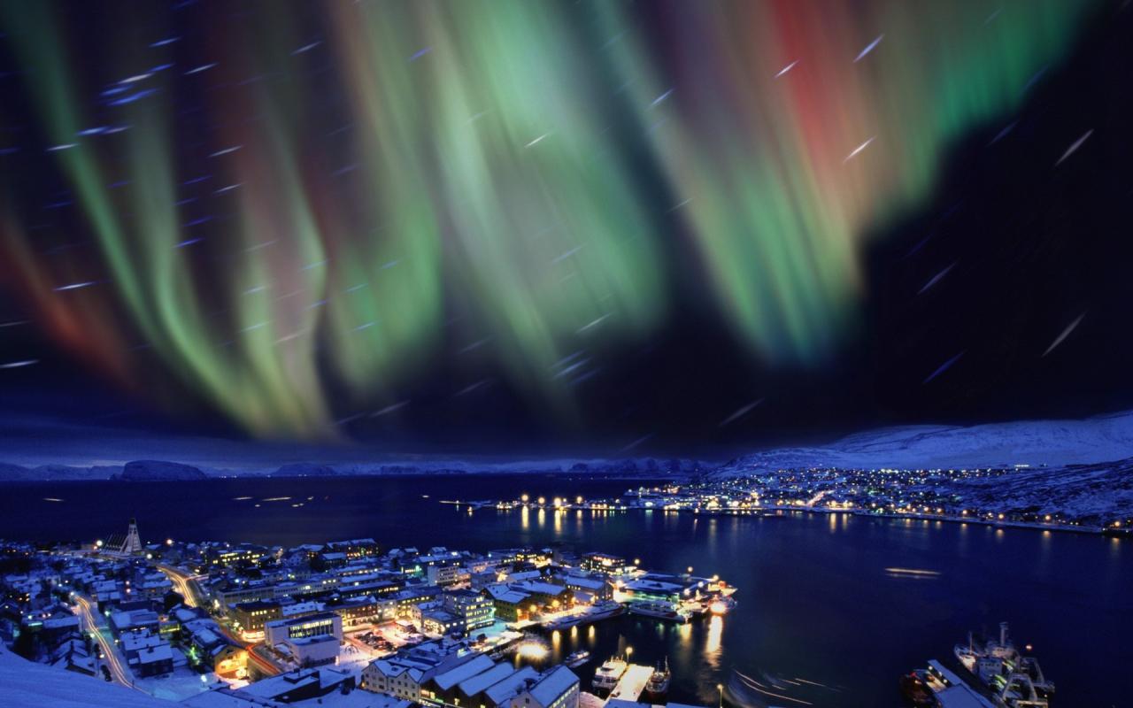 Aurora boreal sobre la ciudad de Hammerfest, norte de Noruega