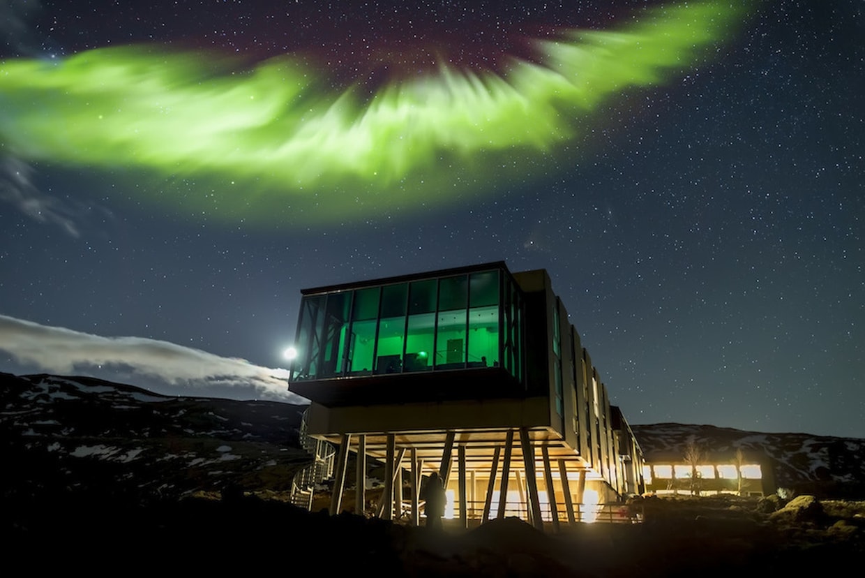 Maison insolite dans l'Arctique sous les aurores boréales