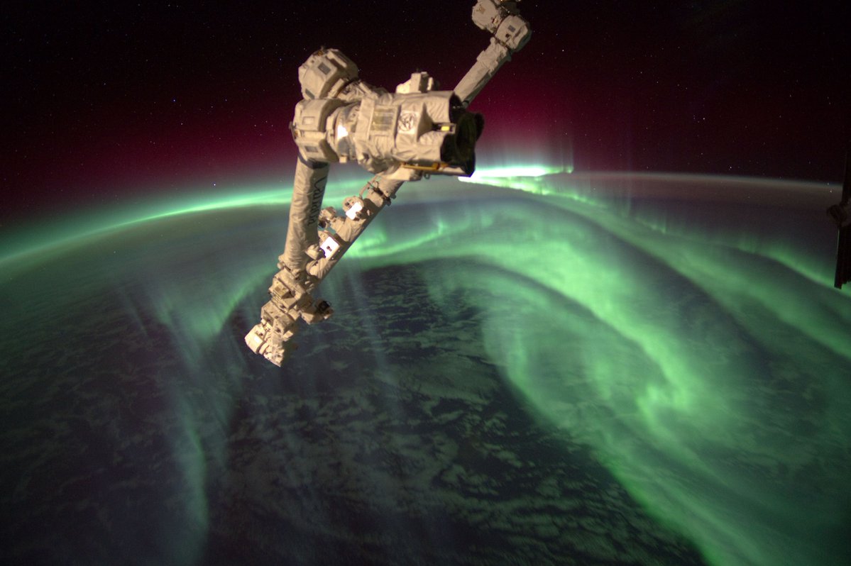 Ekspedisi ke-32 ke ISS membuat satu siri gambar lampu utara yang terbang di atas Bumi kelabu
