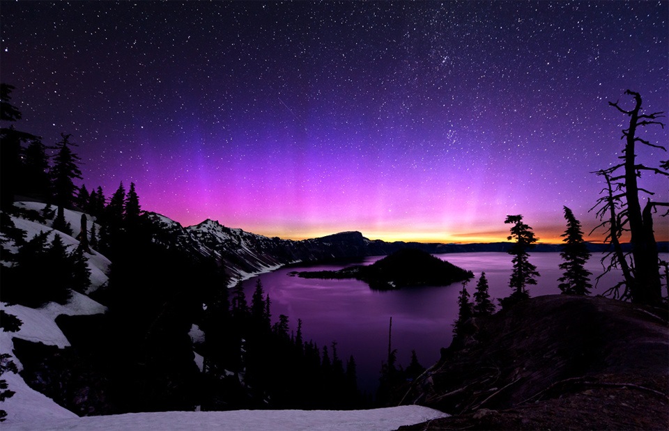 Northern Lights sobre o Lago Crater en Oregon, EE. UU