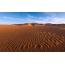 Sahara ni le ogromne peščene sipine, temveč tudi trda, kamnita puščava, z redkimi sedimenti peska.