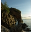 ທັດສະນະຂອງອາທິດຂອງ Lake Baikal ກັບ grotto ແລະ larch ອ່ອນ, ເກາະ Olkhon, coast ໃກ້ Cape Burkhan (Shaman)