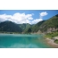 Foto del lago Issyk-Kul: costa e montagne