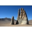 יד ענקית "Mano de Desierto" במדבר אטקמה, צ'ילה