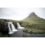 Një ujëvarë e vogël pranë qytetit të Grundarfjordur në Islandë