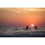 Foto del tramonto sul mare, una coppia in kayak al tramonto