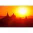 Yksi Aasian suurimmista arkkitehtonisista komplekseista - Bagan Burmassa (Myanmar) auringonlaskun aikaan
