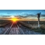 Foto artistik kereta api menuju matahari terbenam