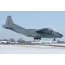 La foto de la Fuerza Aérea An-12 de Kazajstán entra para aterrizar