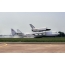 An-225 Mriya dengan Buran saat mendarat di pertunjukan udara Le Bourget pada tahun 1989