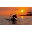 Fotografija djevojke na moru u zalasku sunca