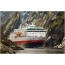Круиздік лайнер Норвегия фьорда бойымен өтеді