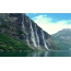 Waterfalls fil-Fjord ta 'Geiranger