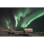 Noorderlicht over huizen in IJsland