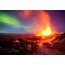 Vulkaanuitbarsting en aurora boven IJsland
