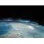 Prachtige blauwe gloed over de atmosfeer van de aarde, uit de ruimte gehaald