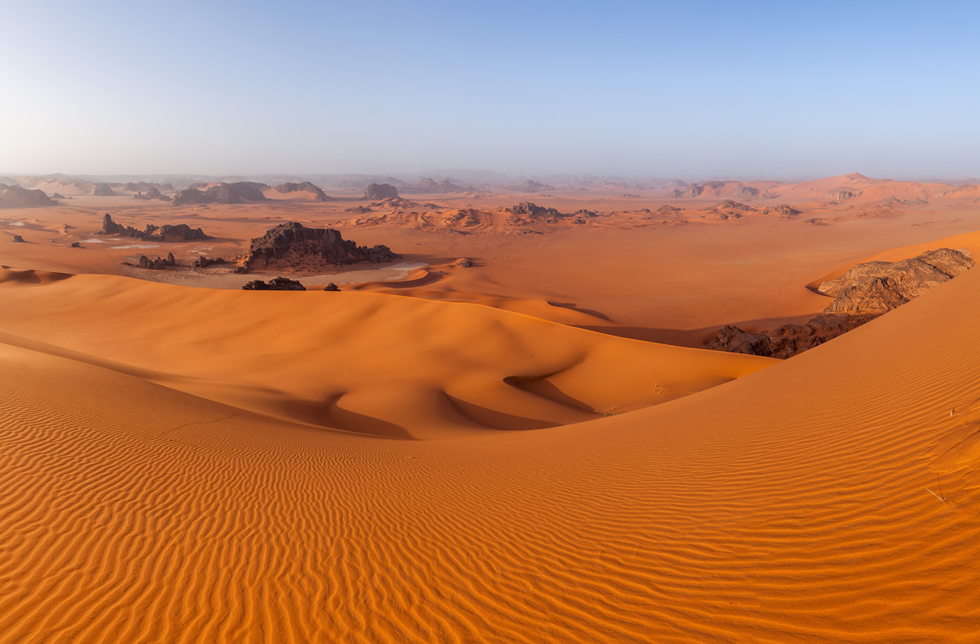 Sahara ya Algeria, asubuhi juu ya dune ya Tin-Merzouga