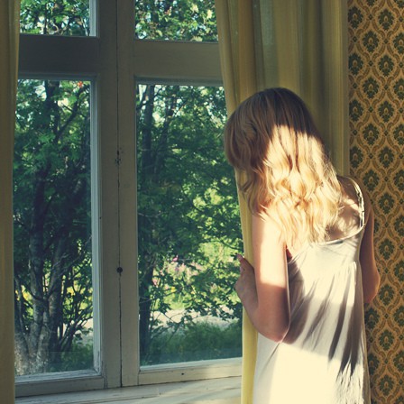 Foto di una ragazza à a finestra