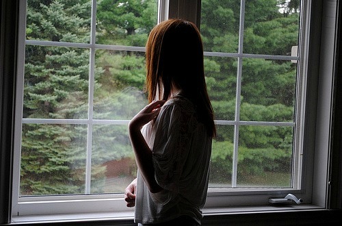 Фото дівчина біля вікна спиною