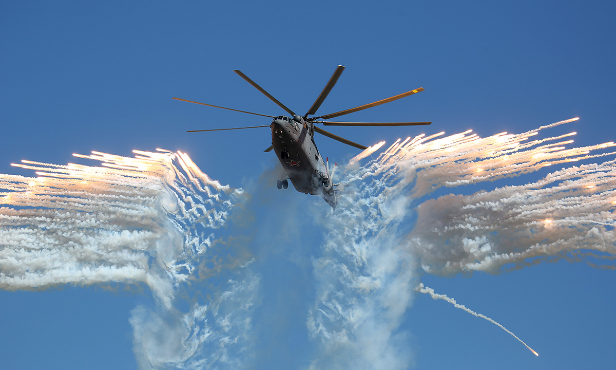 Mi-26 shoots protection against missiles