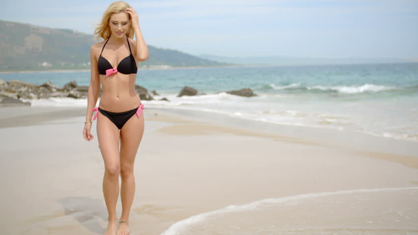 Photo of the blonde on the sea